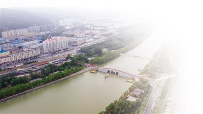 <p>　　近年來，彭陽縣聚焦脫貧攻堅，精準發(fā)力，城鄉(xiāng)面貌煥然一新。本報記者　黨碩　攝</p>