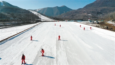 <p>　　冰雪旅游，讓冬季熱鬧起來(lái)。</p>