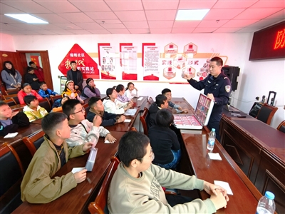 10月19日，西吉縣禁毒辦聯(lián)合團縣委、錦繡社區(qū)、民悅社會服務(wù)機構(gòu)走進社區(qū)，開展主題為“防范青少年藥物濫用”的毒品預(yù)防教育宣傳活動。
    
    禁毒專干通過播放PPT、分享典型案例、展示毒品仿真模型等方式向青少年介紹毒品知識，揭開與零食外觀極為相似的新型毒品的偽裝，并提醒青少年要遵從醫(yī)囑科學(xué)用藥，防止因濫用造成身體損傷。此外，還精心設(shè)計禁毒知識快問快答等互動游戲，讓禁毒的種子在輕松愉快的氛圍中深植青少年心中。
    
    本報通訊員 李榮 攝