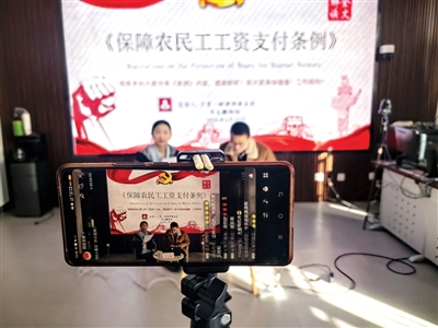 西吉縣司法局工作人員與律師線上普法。