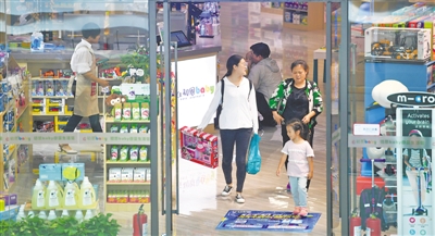 <p>　?、诖笮蜕虉鰞?nèi)商品琳瑯滿目，天南地北的特色產(chǎn)品讓市民足不出店，實現(xiàn)一站式購物。</p>