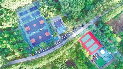 <p>　?、咩y川日新公園內(nèi)設(shè)施齊全的公共健身場地為市民打造優(yōu)質(zhì)生活提供了場所。</p>