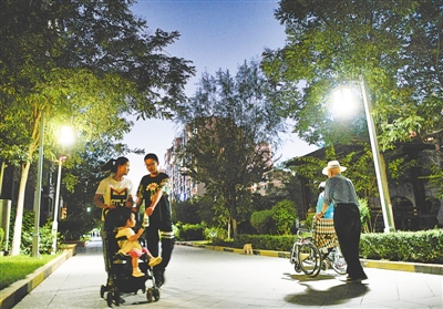 <p>　　⑧夕陽西下，晚飯后的人們在環(huán)境優(yōu)美的小區(qū)中休閑散步。</p>