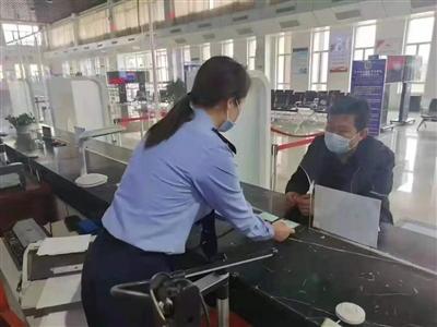 市民在銀川市機(jī)動(dòng)車輛管理所辦理業(yè)務(wù)。交警供圖
