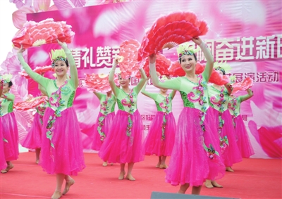 3月7日，銀川市興慶區(qū)舉行紀(jì)念三八婦女節(jié)表彰先進(jìn)暨文藝展演活動(dòng)，向三八紅旗手、優(yōu)秀婦女組織、巾幗文明崗等先進(jìn)個(gè)人和集體頒獎(jiǎng)。興慶區(qū)文化旅游體育廣電局組織文藝團(tuán)體獻(xiàn)上精彩的文藝節(jié)目，為婦女先進(jìn)送上節(jié)日祝福。本報(bào)記者  高曉剛  攝