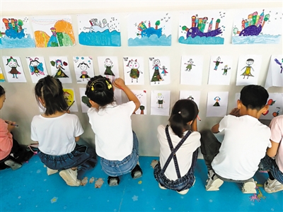 <p>　　移民村孩子拿起畫筆描繪美好生活。　　	　　　　　?。▓D片由受訪者提供）</p>