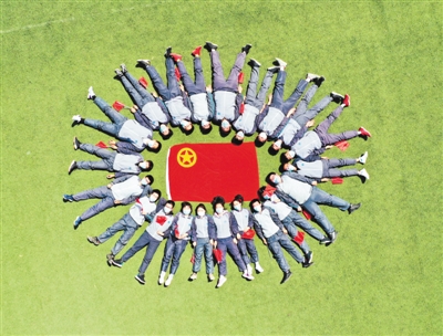 <p>　　吳忠高級中學(xué)舉辦“我和團旗合個影”活動。</p>