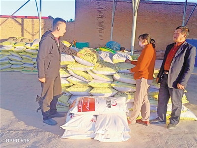 <p>　　楊彥昭（左）為種植戶送化肥。</p>