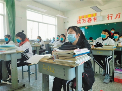 <p>　　五月八日，鹽池縣高級中學(xué)高三學(xué)生在上課。</p>