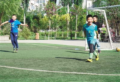 <p>　　5月9日，在銀川市華雁湖畔一個小足球場，小學生射門后歡慶勝利。</p>