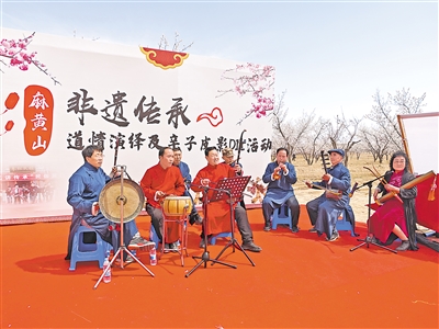     道情藝人在麻黃山演出。