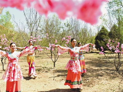 <p>　　“五一”假期，黃河橫城景區(qū)內(nèi)身著傳統(tǒng)服裝的姑娘們起舞迎賓。整個假期寧夏A級景區(qū)累計接待國內(nèi)游客74.35萬人次，旅游企業(yè)復(fù)工復(fù)產(chǎn)有序推進，全區(qū)96家A級以上旅游景區(qū)已開放72家，占總數(shù)的75%。	　　　</p>