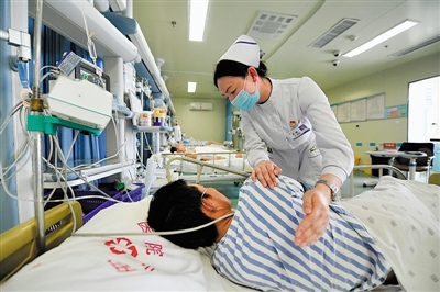 <p>　?、唷∈焐绞械诙嗣襻t(yī)院重癥醫(yī)學(xué)科（ICU）護(hù)士長、第三批寧夏援助湖北醫(yī)療隊隊員吳麗正在為久臥病床的病人拍打后背。</p>