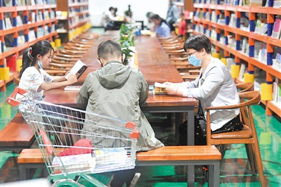 <p>　　近日，在寧夏首家倉儲式書籍賣場—新華書店發(fā)行集團德勝倉，市民在靜謐的環(huán)境中讀書。該賣場是由一處占地1600平方米的倉庫改造而成，書籍總量超過10萬冊，涉及政治、經(jīng)濟、哲學、教育、文學、藝術等類別。除了海量的書籍，該賣場還著重營造閱讀環(huán)境，設置了閱讀區(qū)、文創(chuàng)區(qū)等區(qū)域，配備了讀書會等活動所需的多媒體設備，還有涂鴉墻和樂高墻，讓讀者可以“即興創(chuàng)作”。</p><p>　　本報記者 馬楠 攝</p>