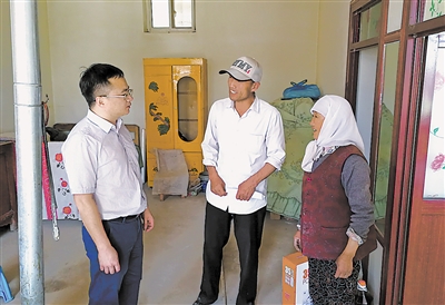 <p>　　涂德望（左一）深入貧困戶家中走訪慰問。</p>