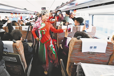 <p>　　　　首發(fā)動車上的精彩表演。</p>