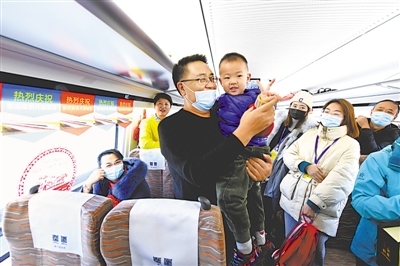 <p>　　　　首發(fā)動車上最小的乘客只有3歲半。</p>