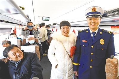 <p>　　　　光榮的乘客：哥哥是勞動模范，妹妹是抗疫模范。</p>