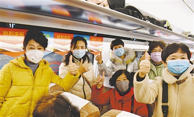 <p>　　　　姐妹們組團(tuán)乘動車去旅游。</p>