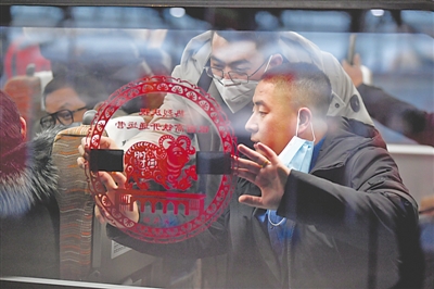 <p>　　　　兩位乘客給車票拍照留念。</p>