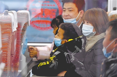 <p>　　一家人踏上回家路。</p>