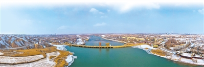 <p>　　雪后的青銅峽水利樞紐工程。本報記者　錢建忠　攝</p>