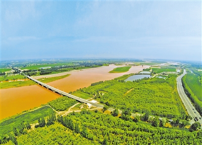 黃河滋養(yǎng)著寧夏這片沃土，兩岸處處生機盎然。（資料圖片）                                                                                         本報記者 王曉龍 攝
