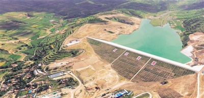 <p>　　寧夏水務(wù)投資集團承建了寧夏中南部城鄉(xiāng)飲水安全水源工程，從根本上解決了西海固113.53萬居民飲水安全問題。圖為寧夏中南部城鄉(xiāng)飲水安全水源工程的主要調(diào)蓄水庫——中莊水庫。</p>