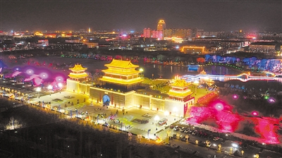     夜晚的鹽池縣長城關流光溢彩、熱鬧非凡。
