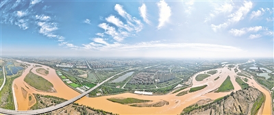     空中俯瞰，吳忠市利通區(qū)猶如一顆璀璨的明珠鑲嵌在黃河之畔。