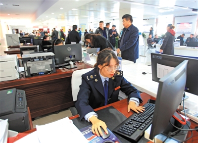 <p>　　鹽池縣政務大廳稅務部門簡化流程，落實減稅降費政策，提高辦事效率，服務企業(yè)。</p>
