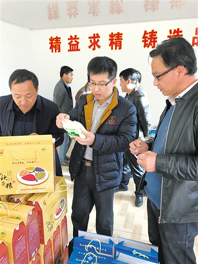 <p>　　蔡志（中）仔細了解西吉小秋雜糧加工情況，為特色產(chǎn)品聯(lián)系銷路。</p>