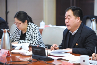 <p>　　自治區(qū)人大代表馮永福（右）建議加快農(nóng)村一二三產(chǎn)業(yè)深度融合，讓農(nóng)民在融合發(fā)展中分享更多收益。</p>