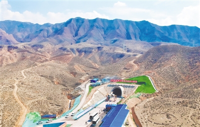 <p>　　中鐵北京工程局中蘭鐵路香山隧道工程根據(jù)工期需要，隧道采取長隧短打的方式，設(shè)進口、出口及五處斜井，將香山隧道分為6節(jié)7個工作面采取鉆爆法同時掘進。截至8月1日，正洞累計完成掘進6939.3米，剩余10824米，完成工程進度39%?！　　　　　　　　　　　　　　　　　　　　　　　　　　”緢笥浾摺●R楠　王洋　攝</p>