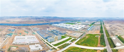 <p>　　寧夏西部云基地一體化新型大數(shù)據(jù)中心園區(qū)規(guī)劃占地面積5000畝，分別位于中衛(wèi)工業(yè)園區(qū)、沙坡頭區(qū)迎水橋鎮(zhèn)、宣和鎮(zhèn)，三地保持30公里至50公里的安全距離，通過光纖直連，適合建設(shè)分散存儲和備份、并行計算的高可靠性數(shù)據(jù)中心。目前，已建成機房面積20萬平方米，安裝機架11832個，裝機能力近40萬臺。2020年，西部云基地發(fā)展目標是服務(wù)器裝機能力達到50萬臺，投資5億元，做好亞馬遜、美利云、中國移動等5個已建成數(shù)據(jù)中心項目