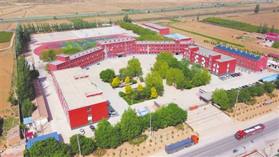 <p>　　海原縣李旺中學(xué)美麗的校園?！”緢?bào)記者　王文革　攝　　</p>