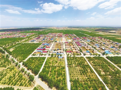 <p>　　沙坡頭區(qū)永康鎮(zhèn)永樂(lè)村被千畝蘋(píng)果園環(huán)抱。</p><p>　　本報(bào)記者　何耐江　攝　　</p>