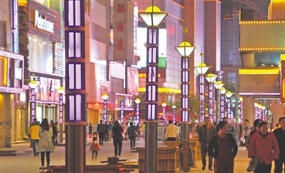 <p>　　鼓樓步行街作為銀川市傳統(tǒng)的“老牌”商業(yè)街依然人潮涌動(dòng)。</p>