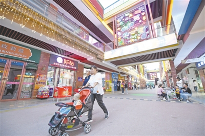 <p>　　傍晚時(shí)分，繁華的吳忠市萬(wàn)達(dá)金街成為人們散步、購(gòu)物的好去處。</p>
