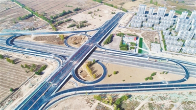 <p>　　全長(zhǎng)約10.38公里的銀川市沈陽(yáng)路快速通道全線通車(chē)，銀川城區(qū)交通形成外圍繞城高速一環(huán)，城區(qū)東西、南北各一條快速通道的快速立體交通網(wǎng)，從銀川市西夏區(qū)到賀蘭縣最快只需15分鐘。</p>