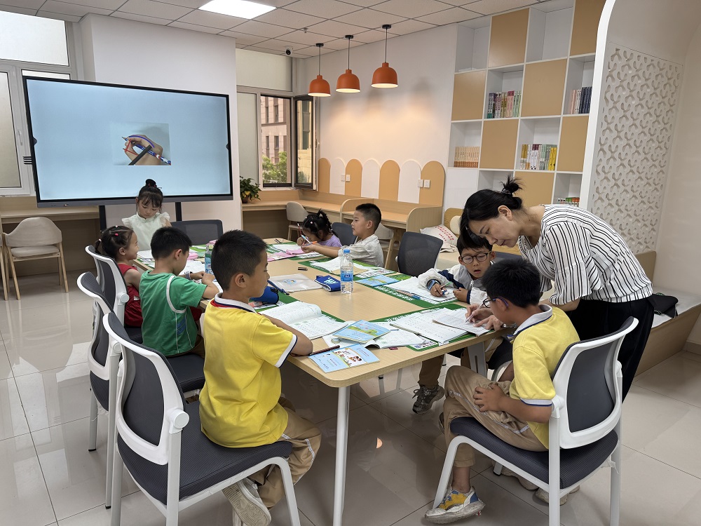 7月7日，鉑悅社區(qū)夜校老師給轄區(qū)少兒上書(26656396)-20250708192543.jpg