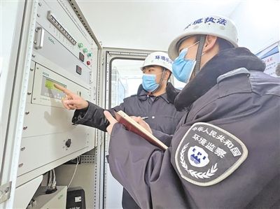 <p>　　吳忠市生態(tài)環(huán)境局執(zhí)法人員檢查企業(yè)治污設(shè)施運(yùn)行情況。</p>