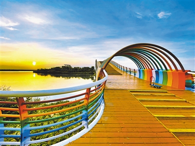 <p>　　沙湖風(fēng)景區(qū)，夕陽下清澈的湖面與藍(lán)天交相輝映。</p>