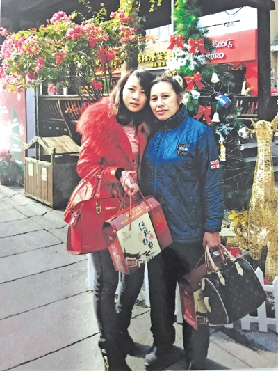 <p>　　王巧琳（左）到福州看望李圣康夫婦，陪周玉英逛街留影。</p>