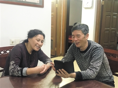 <p>　　李圣康夫婦和王巧琳視頻聊天。</p>