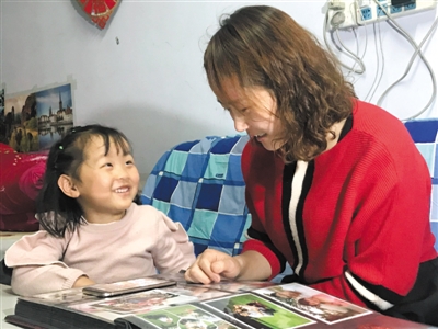 <p>　　王巧琳給女兒講述李丹和福州爺爺、奶奶資助自己上學(xué)的故事。</p>