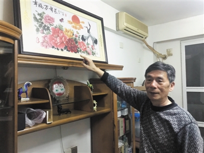<p>　　書房里，王巧琳為李圣康一家制作的十字繡被擺放在最顯眼的位置。</p>