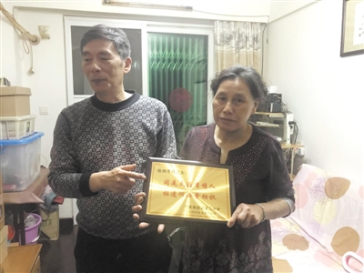 <p>　　在李圣康心中，隆德二中頒給他和女兒的獎項(xiàng)是對他們資助學(xué)生最好的肯定。</p>