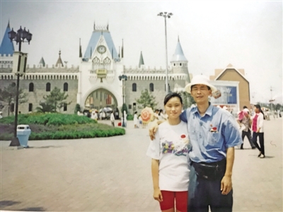 <p>　　李丹生前與父親李圣康合影。（翻拍）</p>