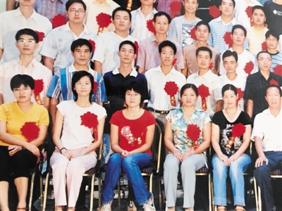 <p>　　福建省第八批赴寧夏支教教師留影。前排左三是李丹。（翻拍）</p>